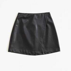 The A&F Scarlett Black Vegan Leather Wrap Mini Skort (Small)